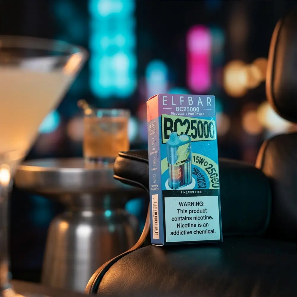 Elf Bar BC25000 Pineapple Ice apoiado em braco de poltrona com luzes neon da cidade desfocadas ao fundo - Vapor Gringo