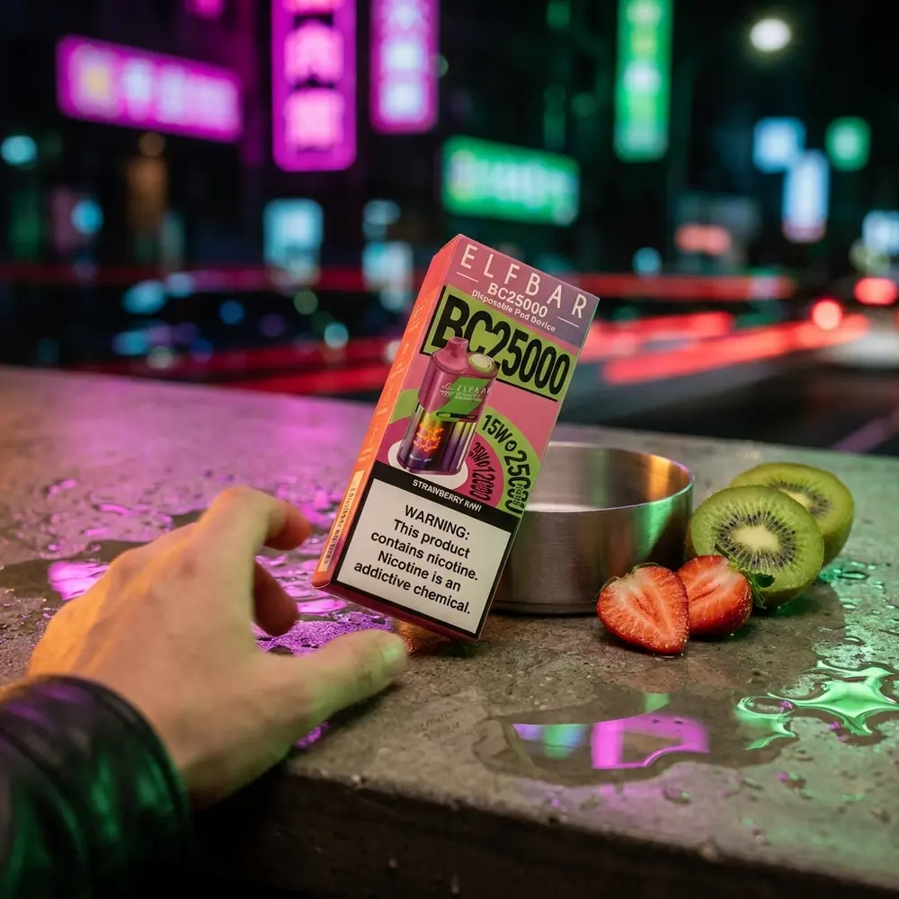 Elf Bar BC25000 Strawberry Kiwi apoiado em balcão molhado com fatias de morango e kiwi e luzes neon ao fundo - Vapor Gringo