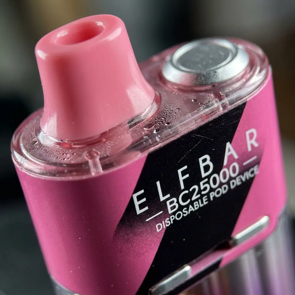 Macro do bocal e rótulo do Elf Bar BC25000 Strawberry Kiwi com gotas e microreflexos detalhados - Vapor Gringo