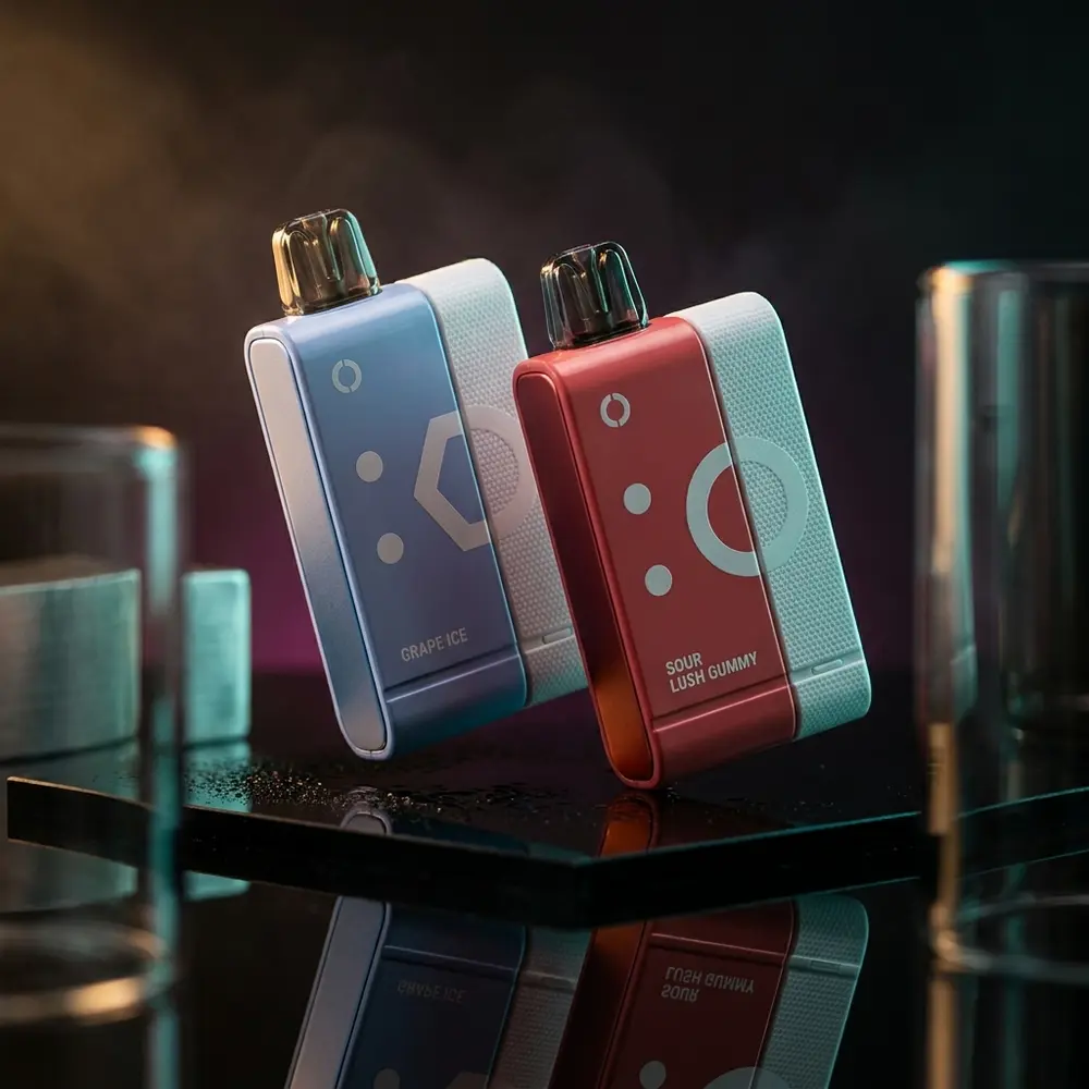 Pod descartavel Elf Bar EW9000 em estúdio escuro com reflexos metálicos, luzes magenta/teal e superfície acrilica molhada - Vapor Gringo