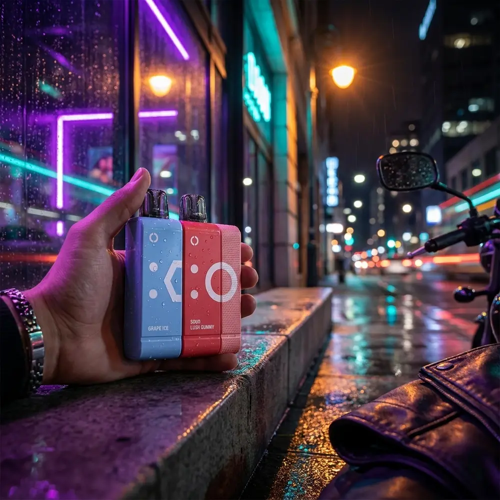Elf Bar EW9000 na mão de um vaper em rua noturna com neon roxo e verde, bokeh de cidade e gotas de chuva - Vapor Gringo