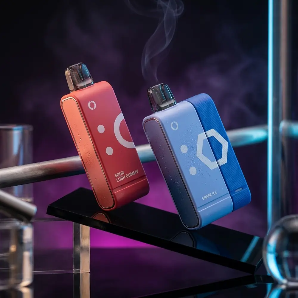 Pod descartavel Elf Bar EW9000 em cena de estudio sobre acrilico preto com luzes roxo-azul e condensacao - Vapor Gringo