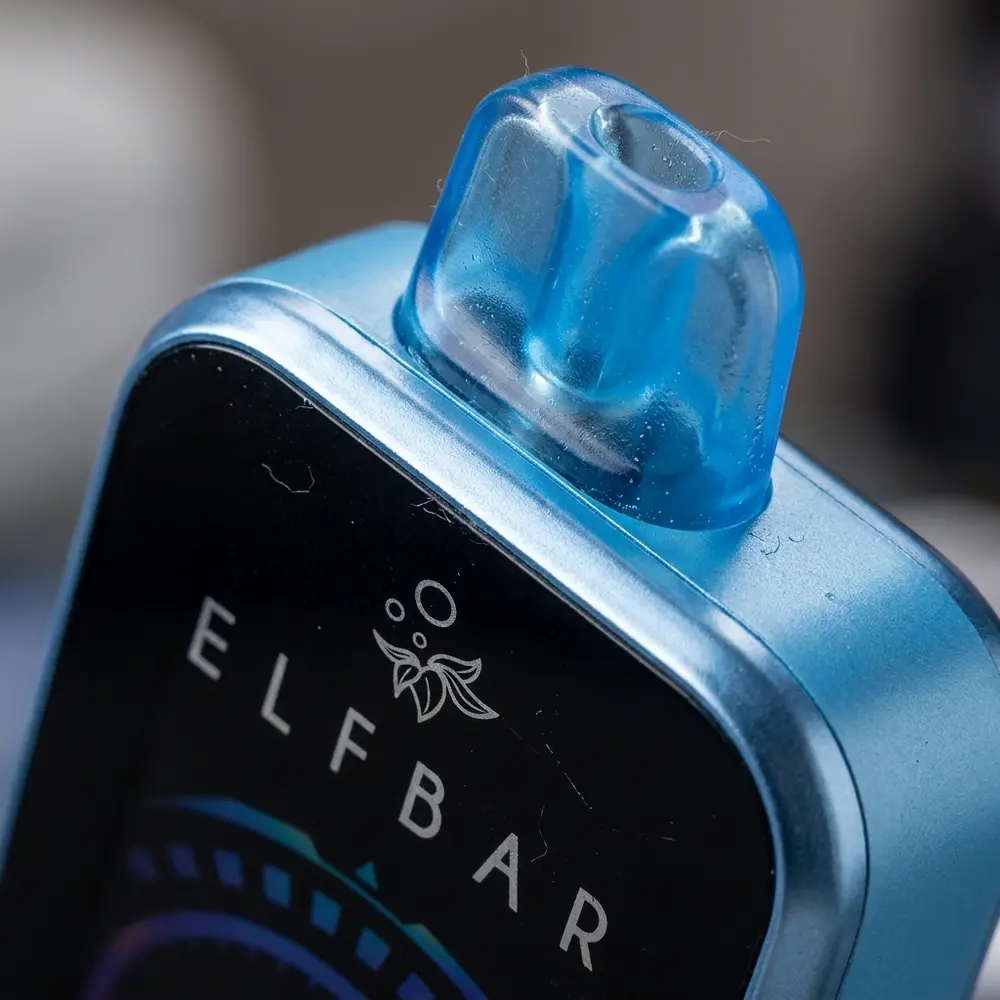 Macro do pod Elf Bar FS18000 mostrando logo, boca e gotas de condensacao sobre superficie brilhante - Vapor Gringo