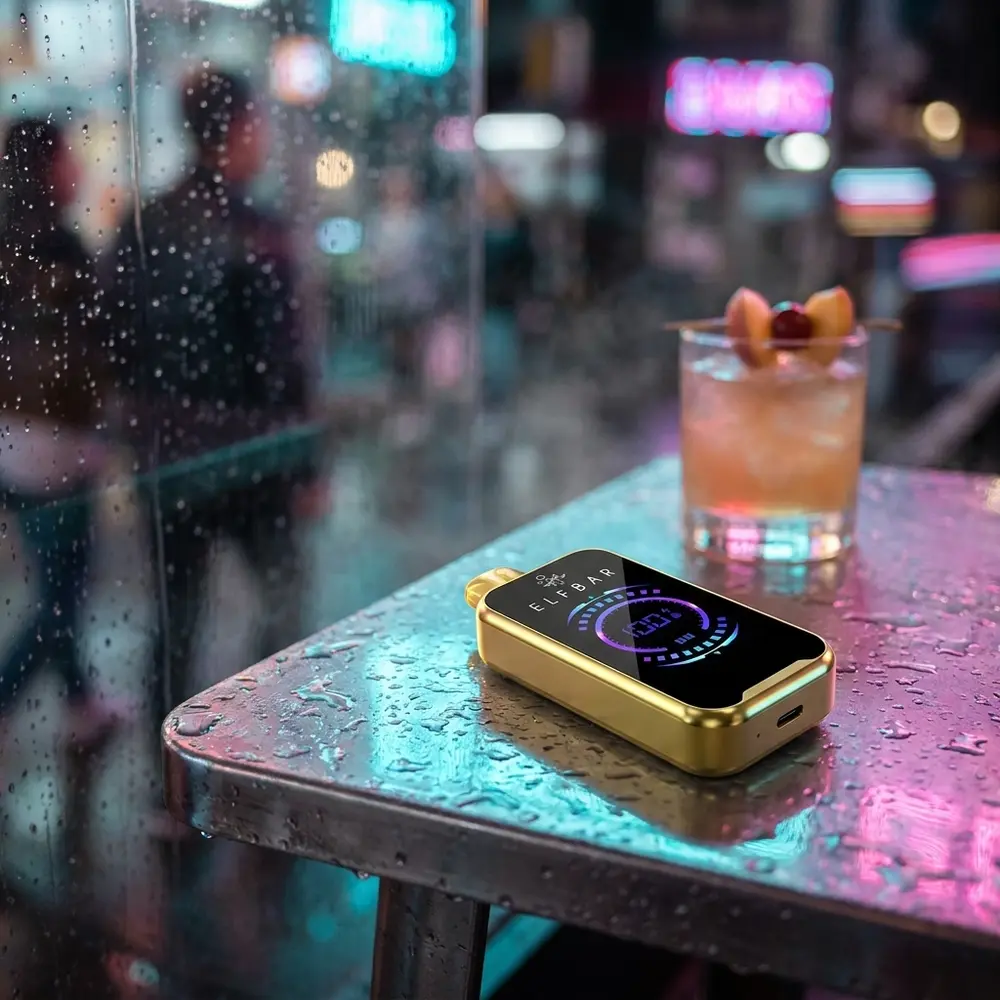 Pod Elf Bar FS18000 Cherry Peach Lemonade apoiado em mesa metálica molhada com reflexos de neon e coquetel ao lado - Vapor Gringo