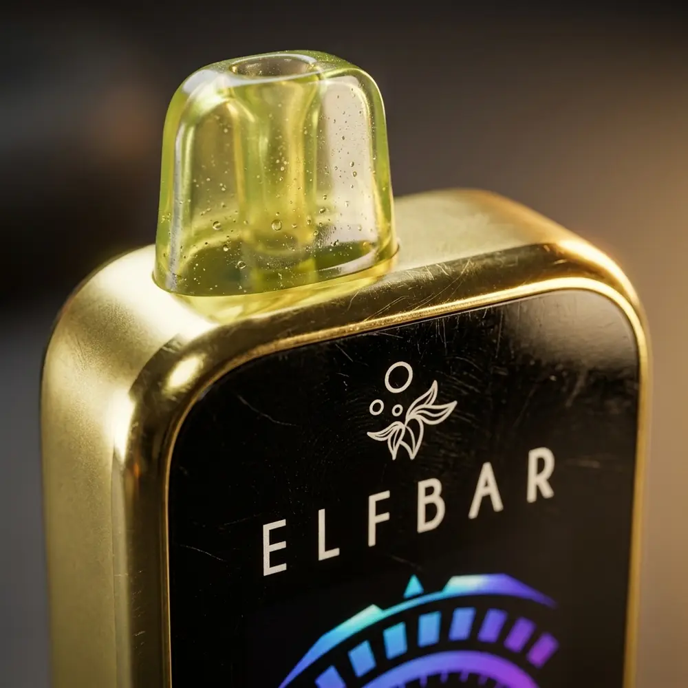Macro do bocal e rótulo do Elf Bar FS18000 Cherry Peach Lemonade mostrando textura, gotas de condensação e reflexos metálicos - Vapor Gringo