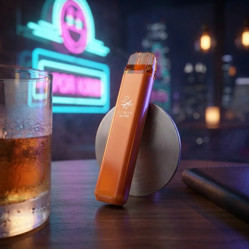 Elf Bar NC1800 Lush Ice em lounge urbano noturno, apoiado em mesa escura com copo e luzes neon ao fundo - Vapor Gringo