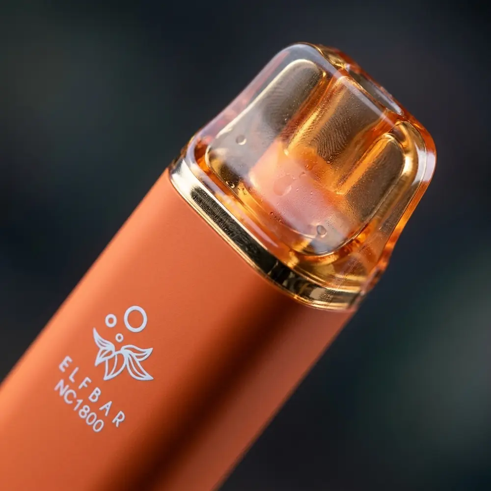 Detalhe do bocal e rótulo do Elf Bar NC1800 Lush Ice com gotas de condensação e reflexos metálicos - Vapor Gringo