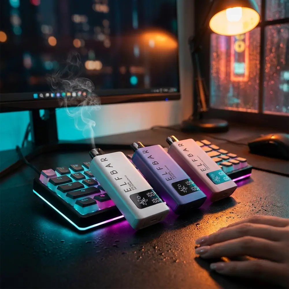 Elf Bar TE30K apoiado proximo a teclado mecanico RGB numa mesa urbana com fundo de cidade neon - Vapor Gringo