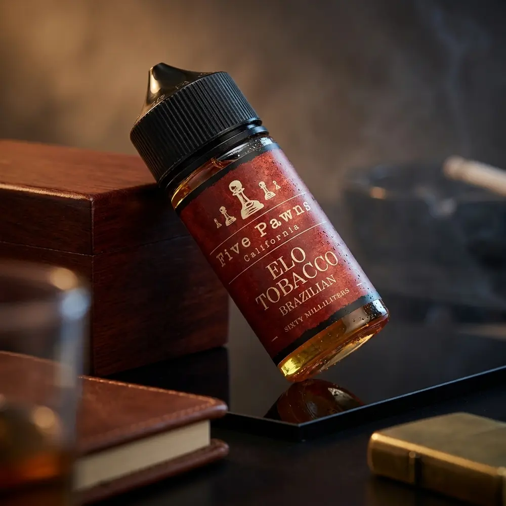 Garrafa Five Pawns Elo Tobacco Brazilian 60ml inclinada em estúdio sobre acrílico escuro com luz quente e props de luxo - Vapor Gringo