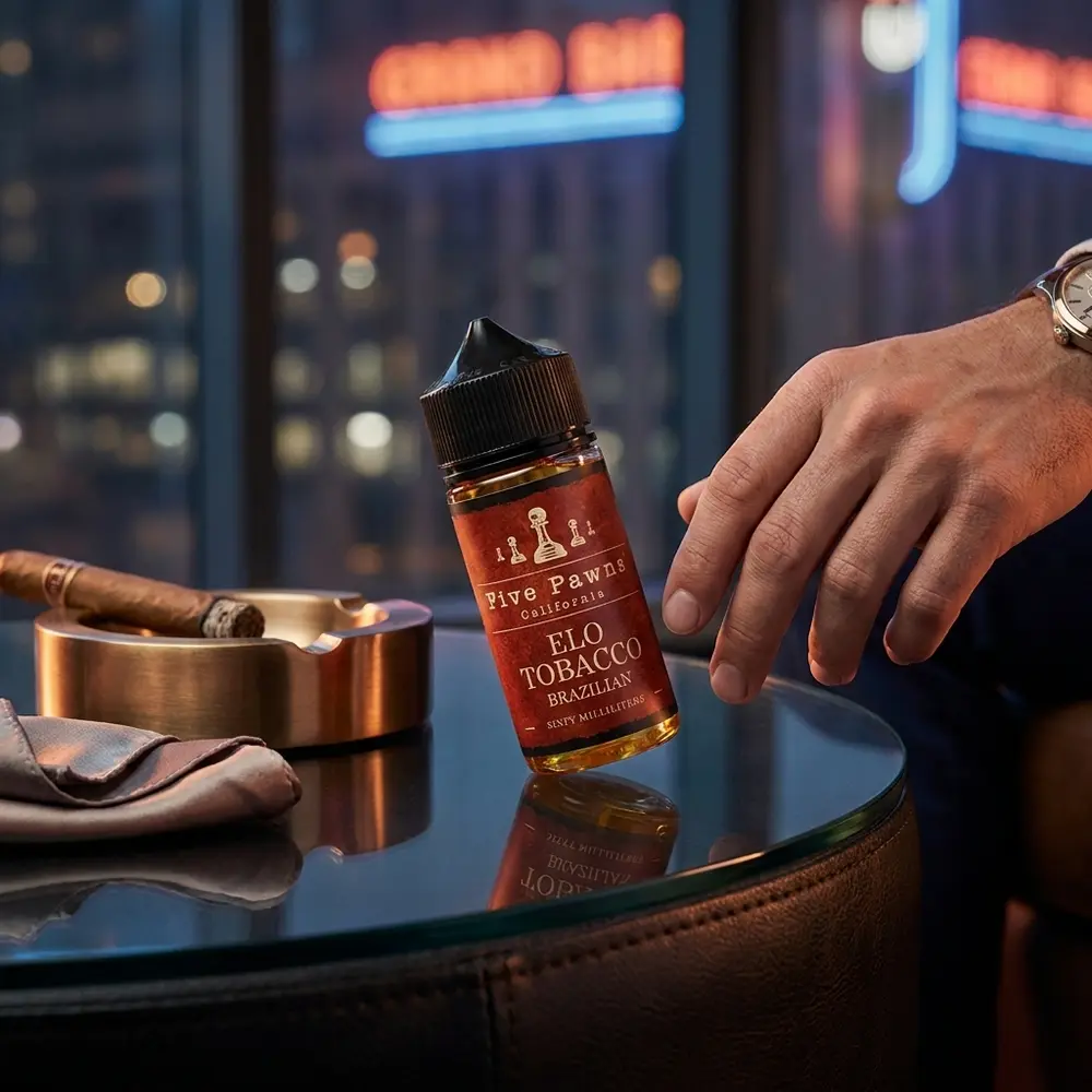 Garrafa Five Pawns Elo Tobacco Brazilian 60ml num lounge urbano, mesa de couro e luzes noturnas desfocadas ao fundo - Vapor Gringo