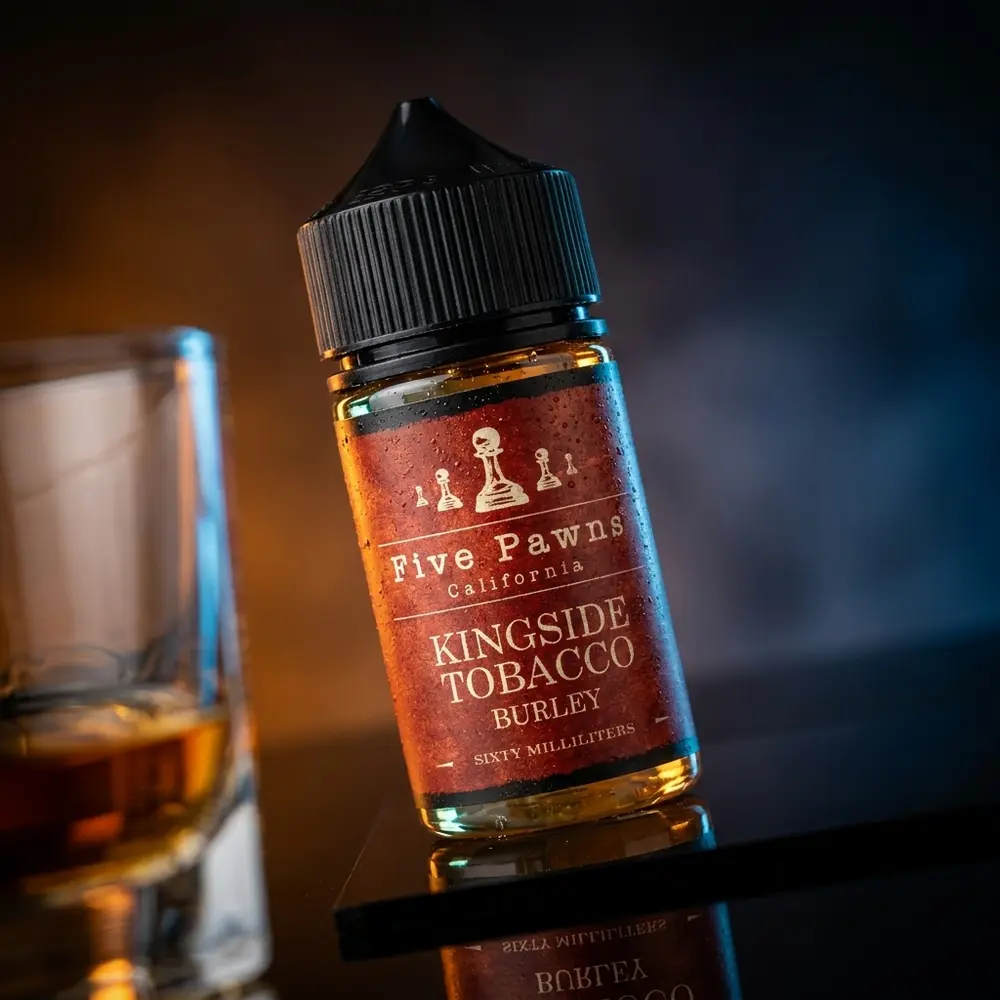 Frasco Five Pawns Kingside Tobacco Burley sobre base acrilica preta, luz âmbar e reflexos marcantes - Vapor Gringo