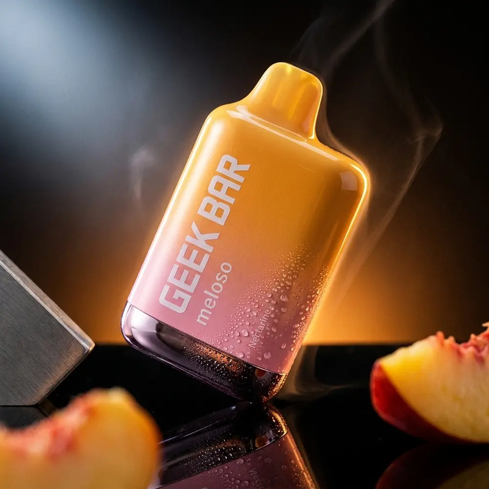 Pod descartavel Geek Bar Meloso MAX Nectarine suspenso sobre base acrilica preta com luzes ambar e gotas de condensacao - Vapor Gringo
