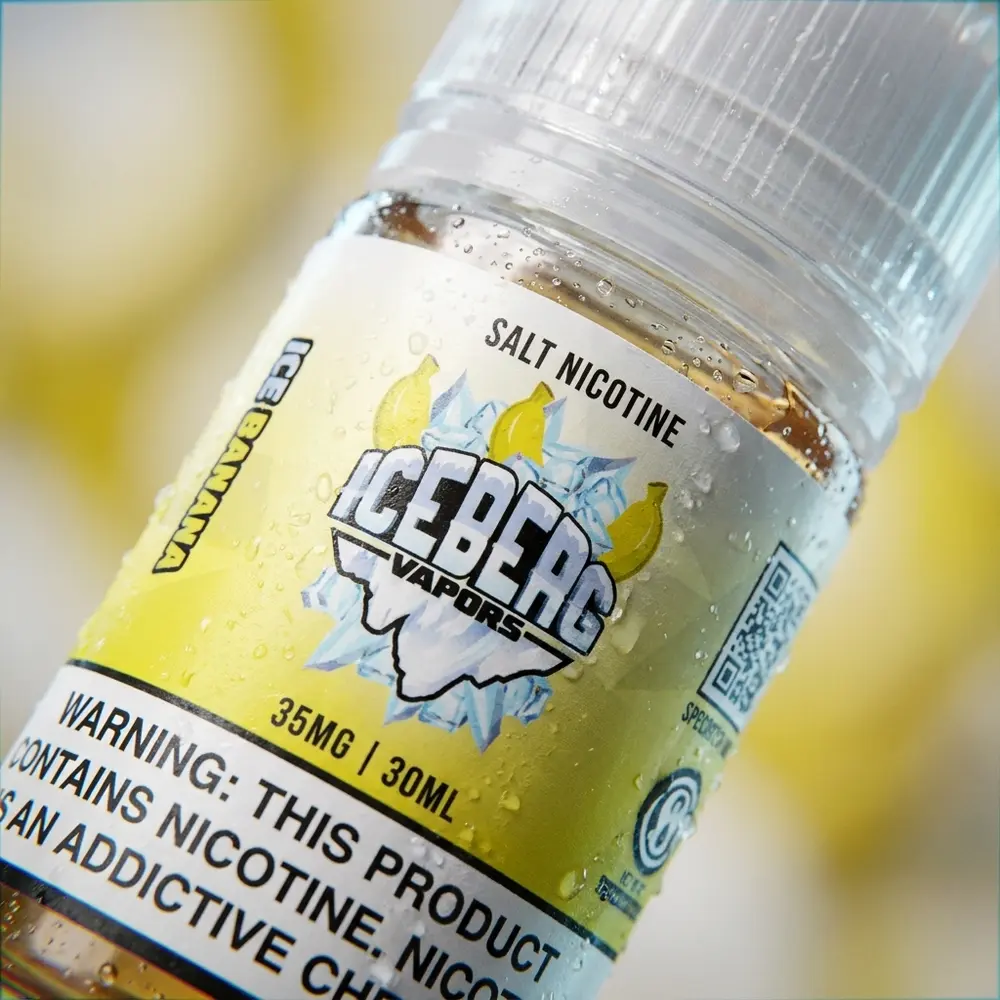 Close-up do rótulo Iceberg Vapors Salt Ice Banana com condensação, bocal e texturas visíveis - Vapor Gringo