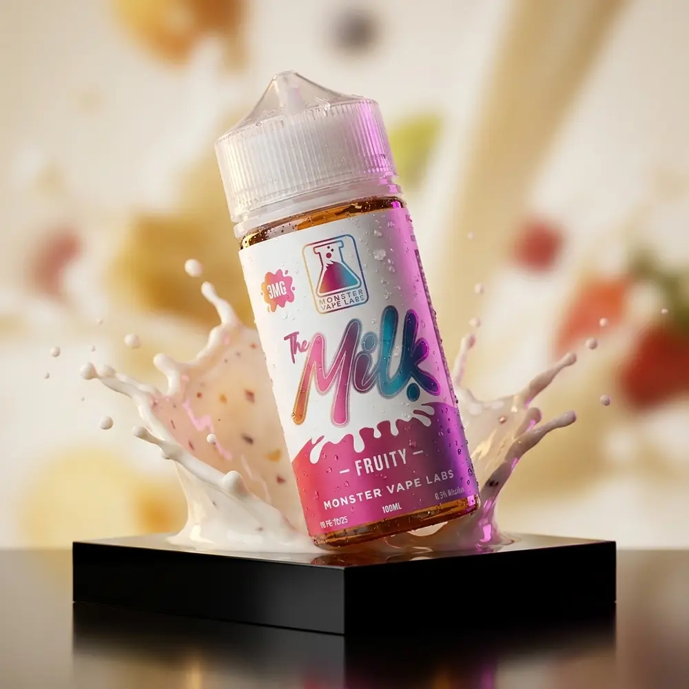 Frasco Jam Monster The Milk Fruity 100ml em pedestal preto com gotículas e splash de leite ao fundo - Vapor Gringo