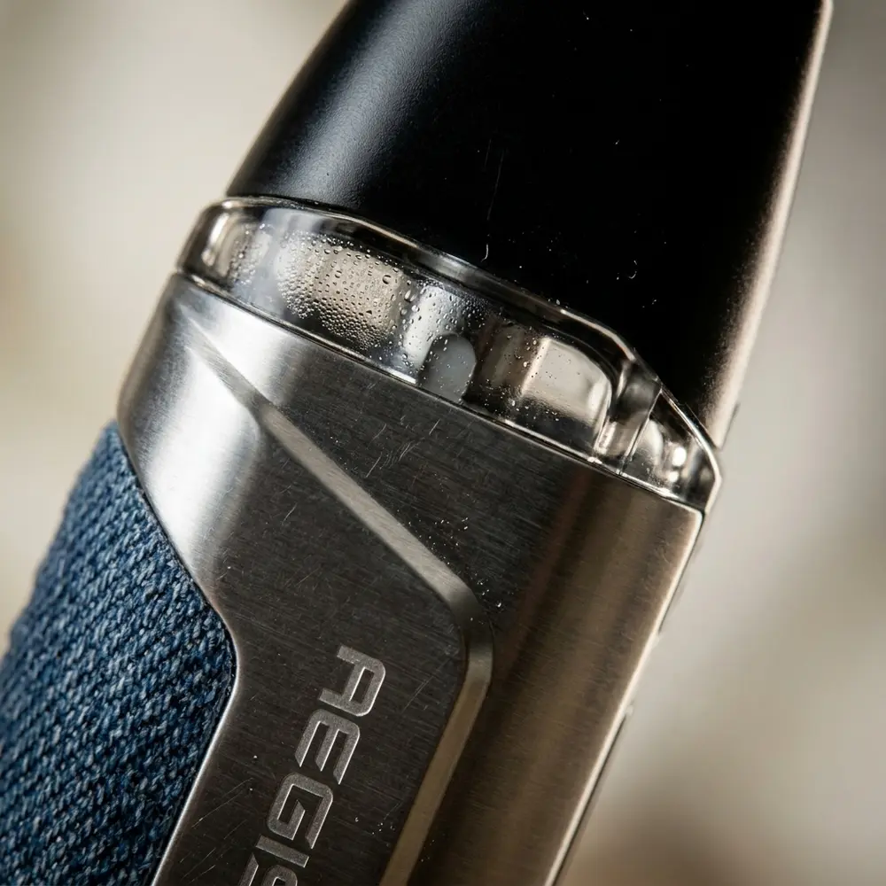Close-up do Kit Pod Aegis 1Fc mostrando bocal, janela da pod e texturas metalicas em detalhe - Vapor Gringo