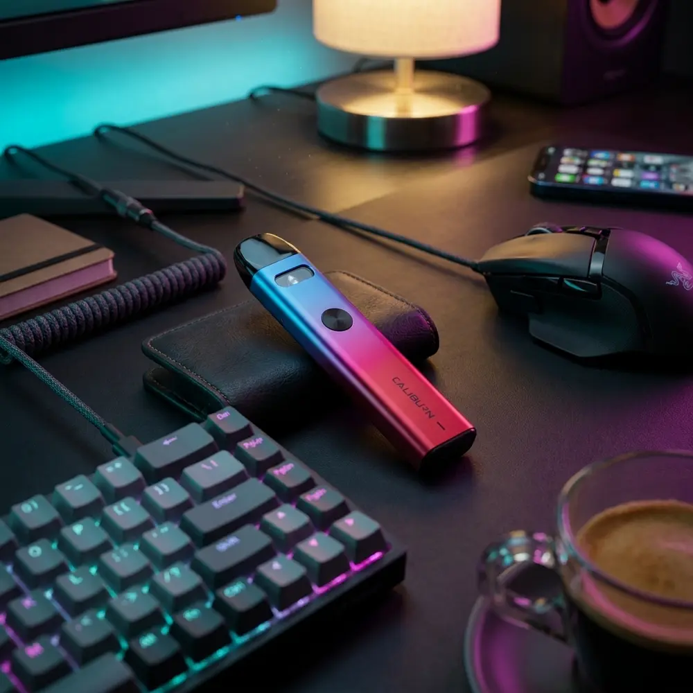Kit Pod Caliburn A2 apoiado em banco de couro em lounge urbano com luzes neon e acessórios premium - Vapor Gringo