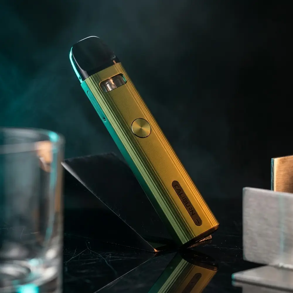 Kit Pod Caliburn G2 Uwell em close sobre base acrilica preta com luzes teal e amber - Vapor Gringo