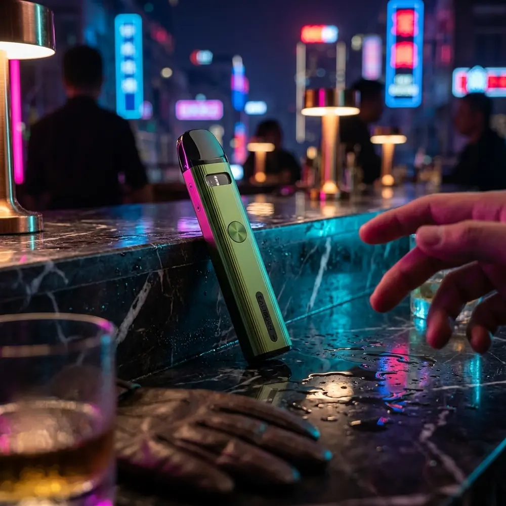 Kit Pod Caliburn G2 Uwell apoiado em bar molhado com reflexos neon e ambiente noturno - Vapor Gringo