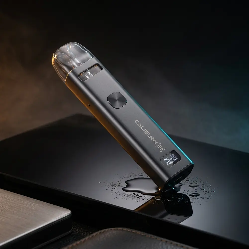 Kit Pod Caliburn G3 da Uwell apoiado em base acrilica preta com luzes ambar e ciano e reflexos condensados - Vapor Gringo