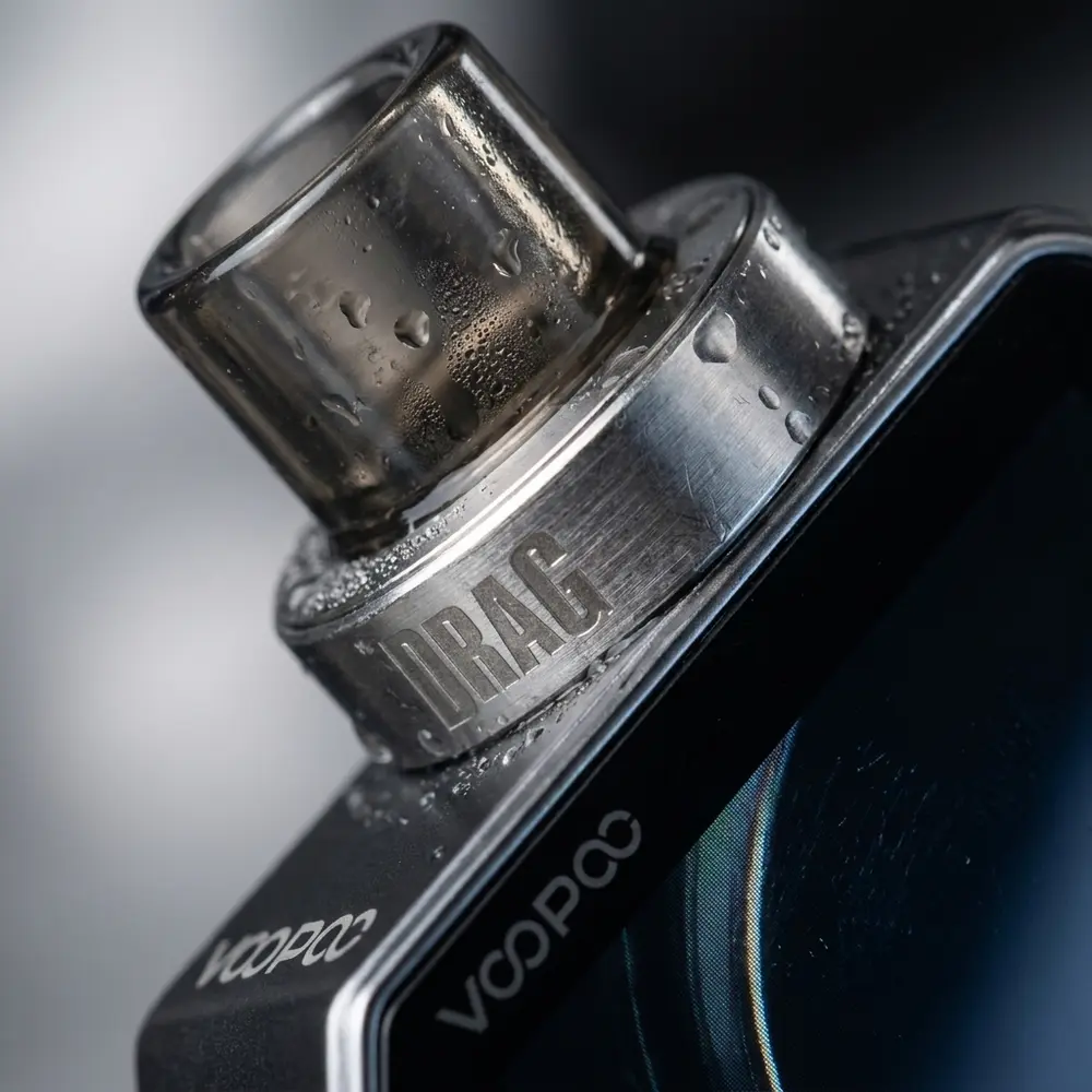 Macro do Kit Pod Drag X Plus 100w Voopoo mostrando boquilha, acabamento metálico e detalhes da tela - Vapor Gringo