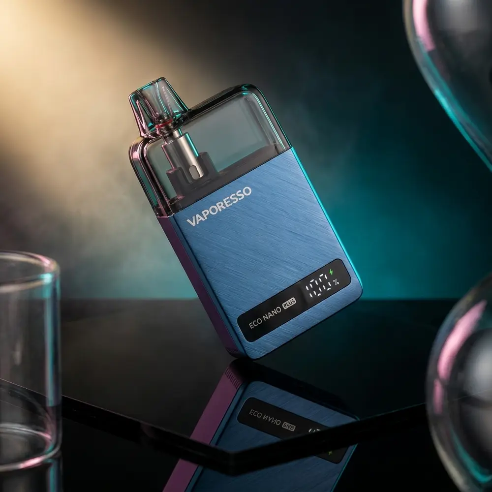 Kit Pod Eco Nano Plus da Vaporesso sobre base acrílica preta reflexiva com luz dramática e neblina sutil - Vapor Gringo