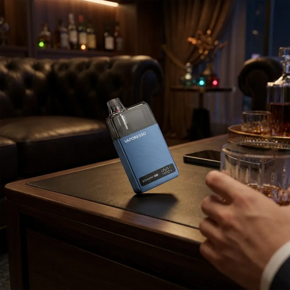 Kit Pod Eco Nano Plus apoiado em mesa de lounge com copo ao lado e luzes quentes em ambiente urbano sofisticado - Vapor Gringo