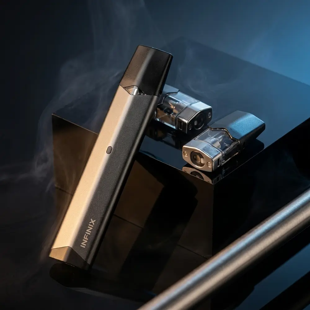 Kit Pod Infinix Smok sobre base acrilica preta com iluminacao dramatic e reflexos metalicos - Vapor Gringo