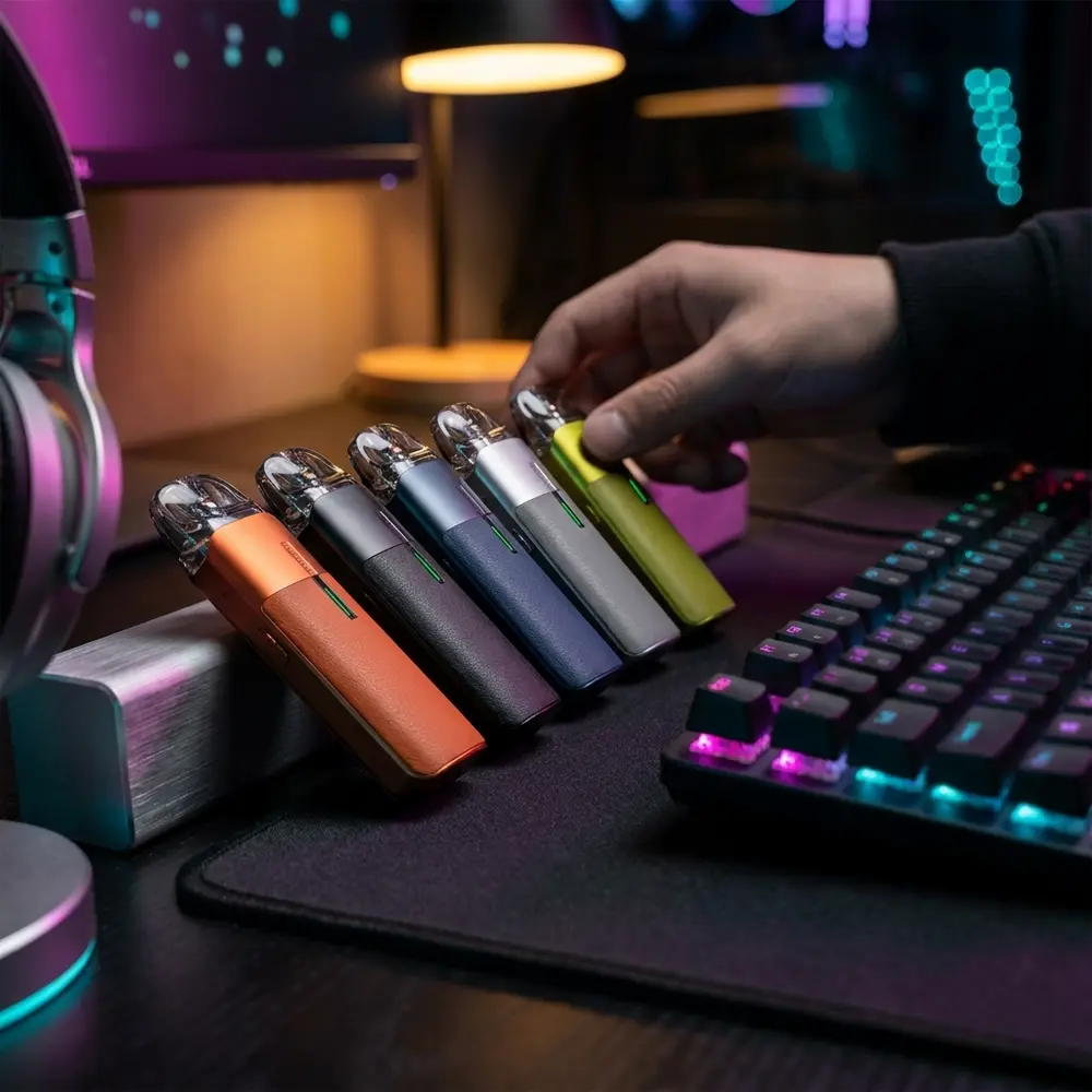 Kit Pod Luxe Q2 apoiado em ambiente gamer RGB noturno, teclado mecânico e reflexos coloridos - Vapor Gringo