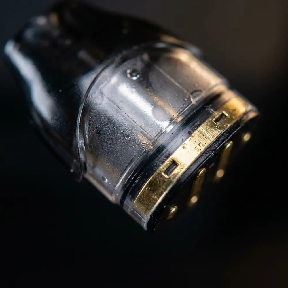 Detalhe macro do Kit Pod Mino Coilart mostrando conector banhado a ouro, textura e condensacao - Vapor Gringo