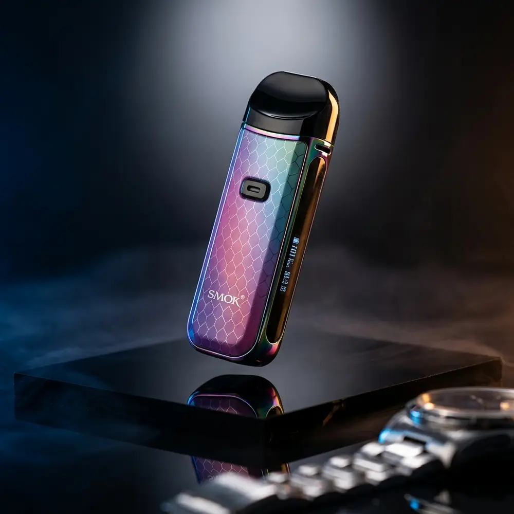 Kit Pod Nord 2 Smok em fundo escuro, suspenso sobre base acrílica brilhante com luzes de contorno - Vapor Gringo