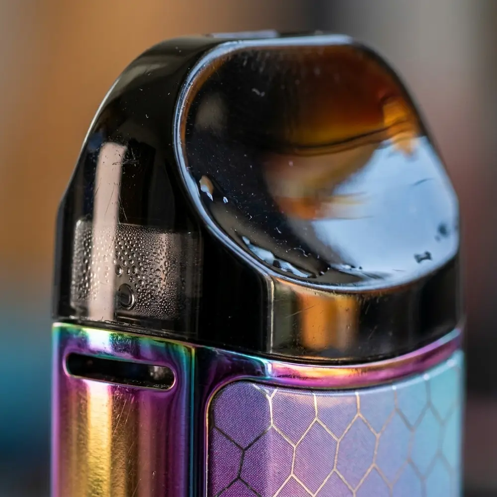 Detalhe do Kit Pod Nord 2 Smok mostrando bocal, tela OLED e texturas metálicas com gotas - Vapor Gringo