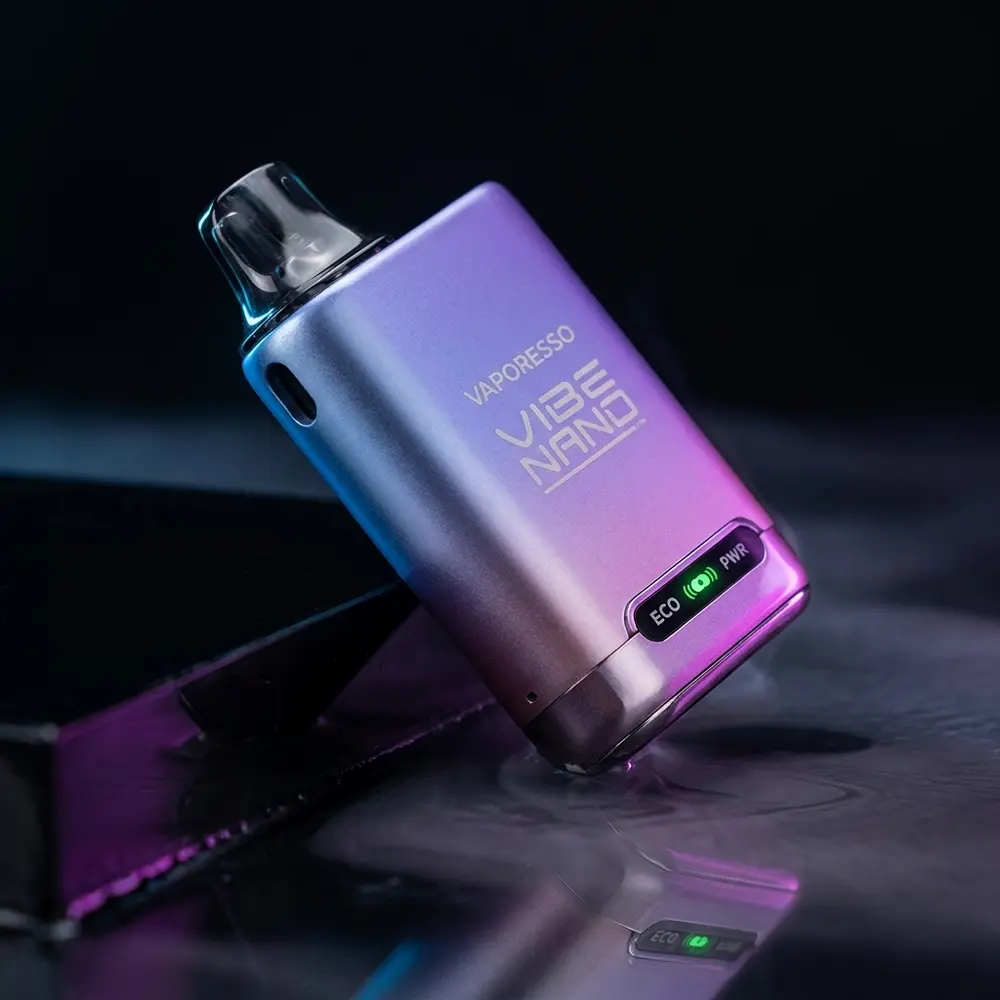 Vaporesso Vibe Nano preto apoiado em placa acrilica escura com iluminacao RGB e reflexos densos - Vapor Gringo