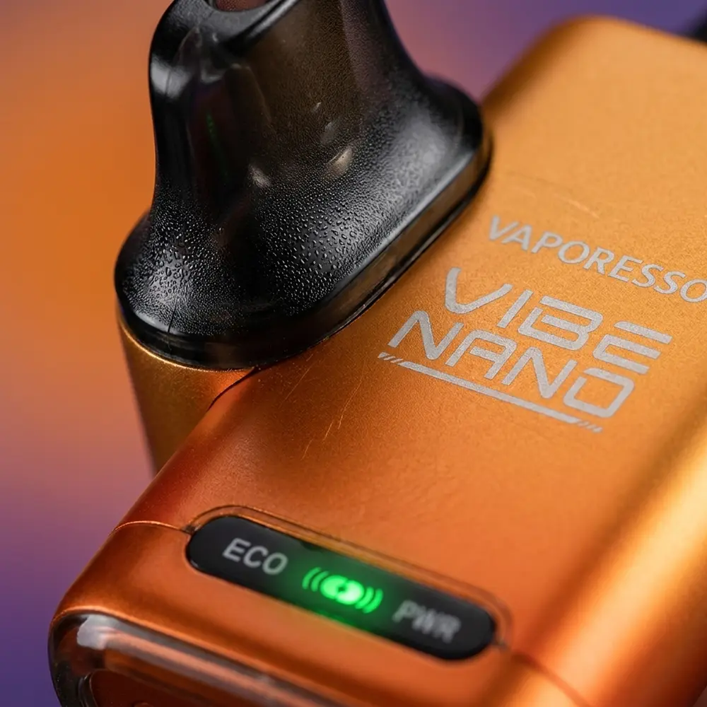 Detalhe macro do Vaporesso Vibe Nano mostrando textura, acabamento metalico, boca e reflexos com condensacao sutil - Vapor Gringo