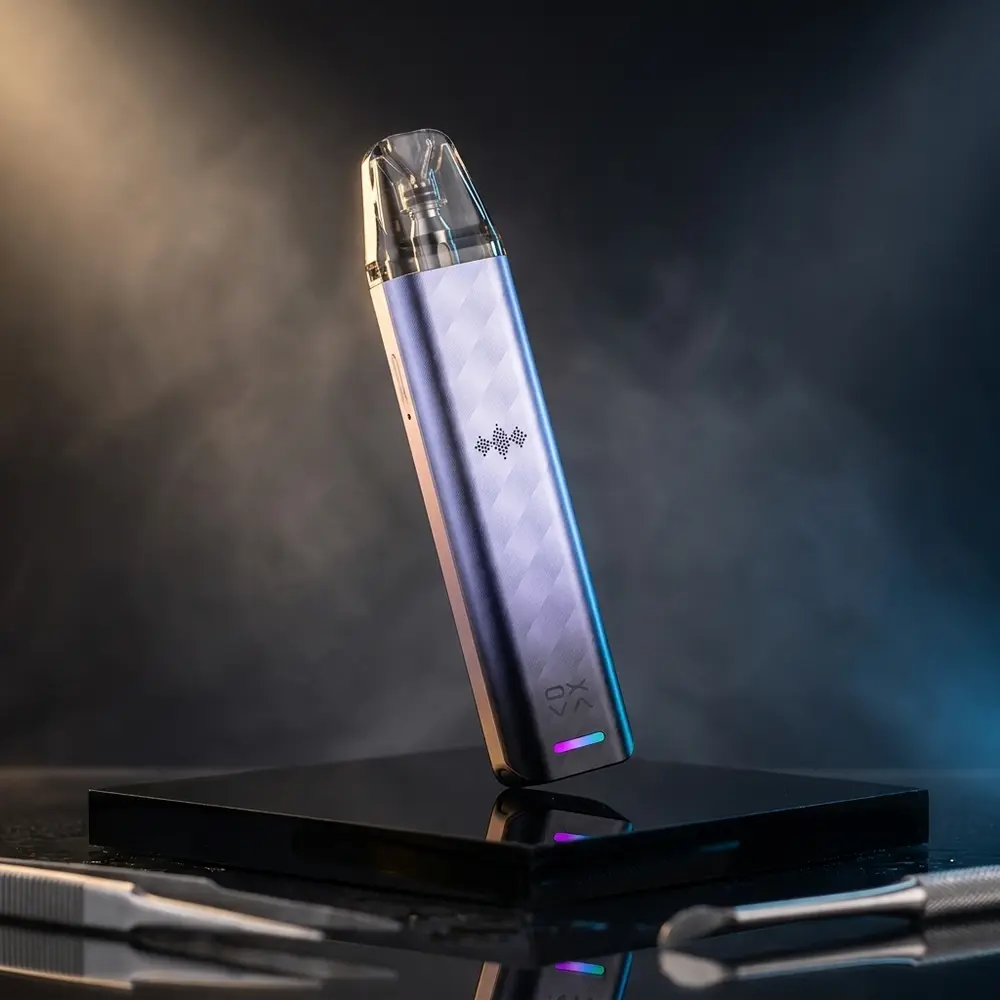 Kit Pod Xlim SE 2 Oxva sobre pedestal acrilico preto com iluminacao dramatica e reflexos urbanos - Vapor Gringo