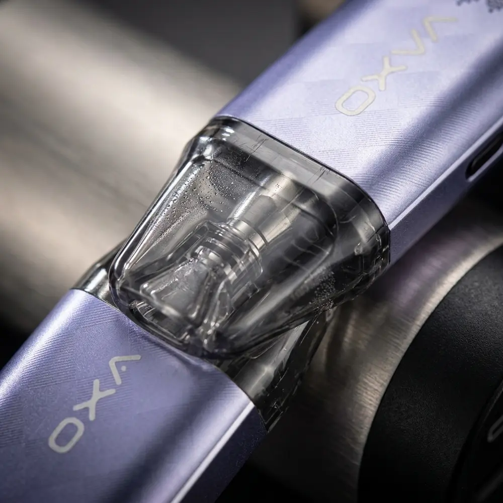 Close-up do Kit Pod Xlim SE 2 Oxva mostrando bocal, transparencia do pod e textura metalica com condensacao - Vapor Gringo