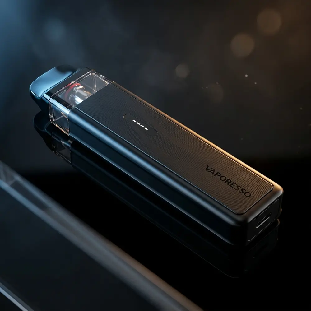 Vaporesso XROS 5 Mini apoiado em acrilico preto brilhante, close diagonal com iluminacao quente e fria, reflexos e sombras realistas - Vapor Gringo
