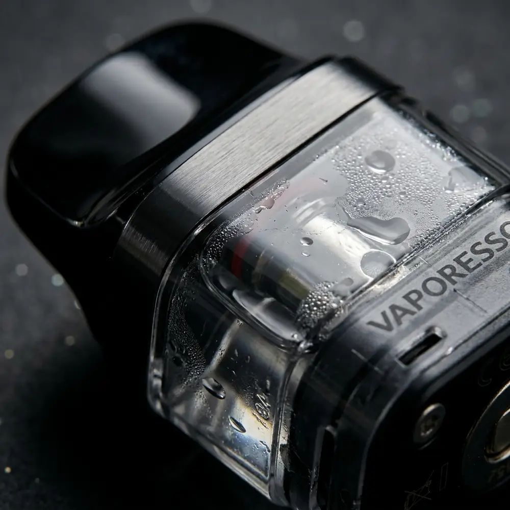 Detalhe macro do Vaporesso XROS 5 Mini mostrando bocal, anel metalico, textura e gotas de condensacao com reflexos precisos - Vapor Gringo