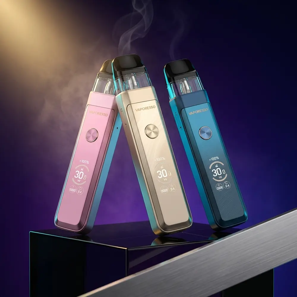 Kit Pod Xros Pro 2 da Vaporesso em close sobre base acrílica preta com luzes roxas e reflexos metálicos - Vapor Gringo