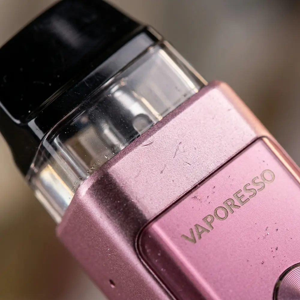 Detalhe extremo do Kit Pod Xros Pro 2 Vaporesso mostrando acabamento em liga de magnesio e logotipo legível - Vapor Gringo