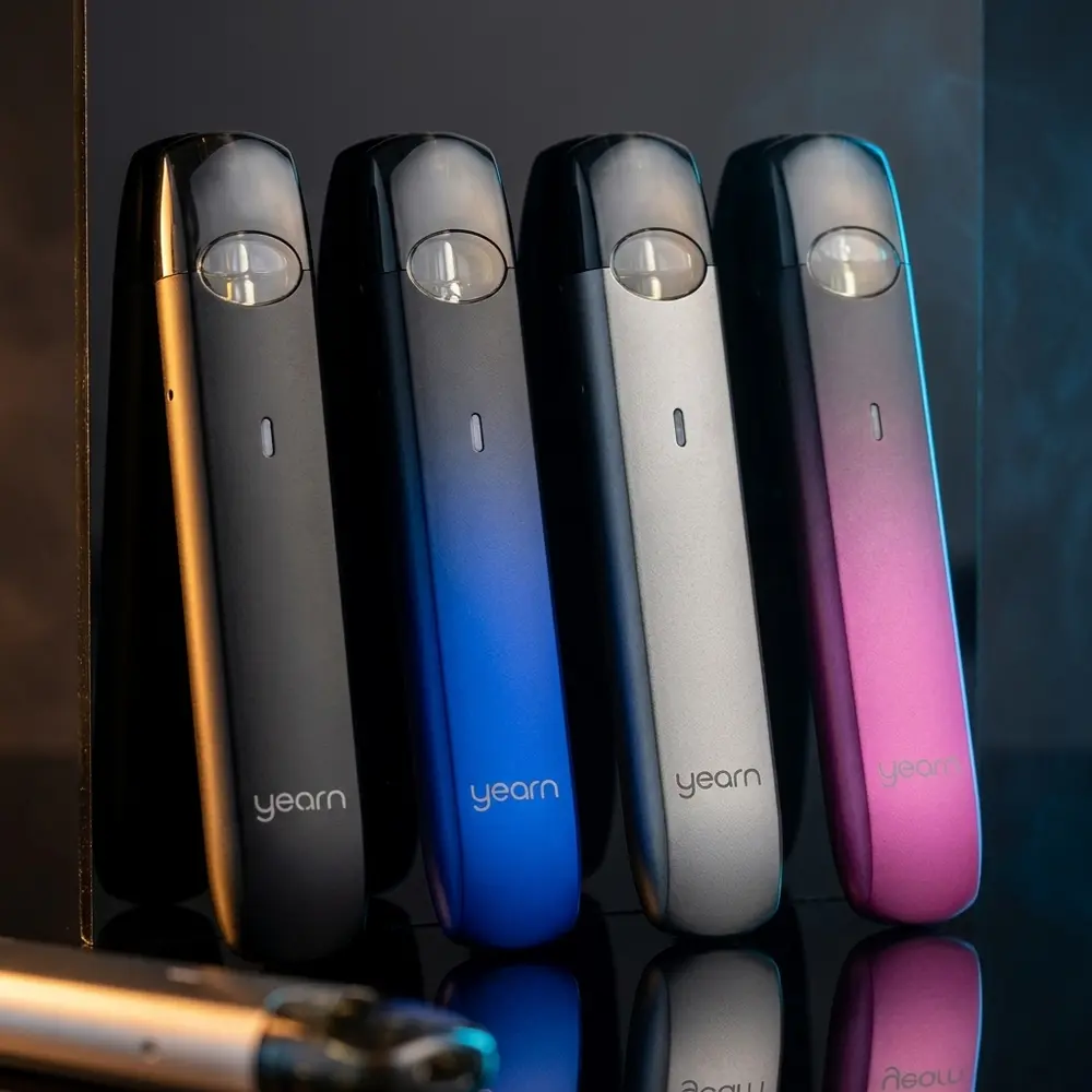 Kit Pod Yearn Uwell preto apoiado em base acrilica preta brilhante, luzes azul e ambar e reflexos premium - Vapor Gringo