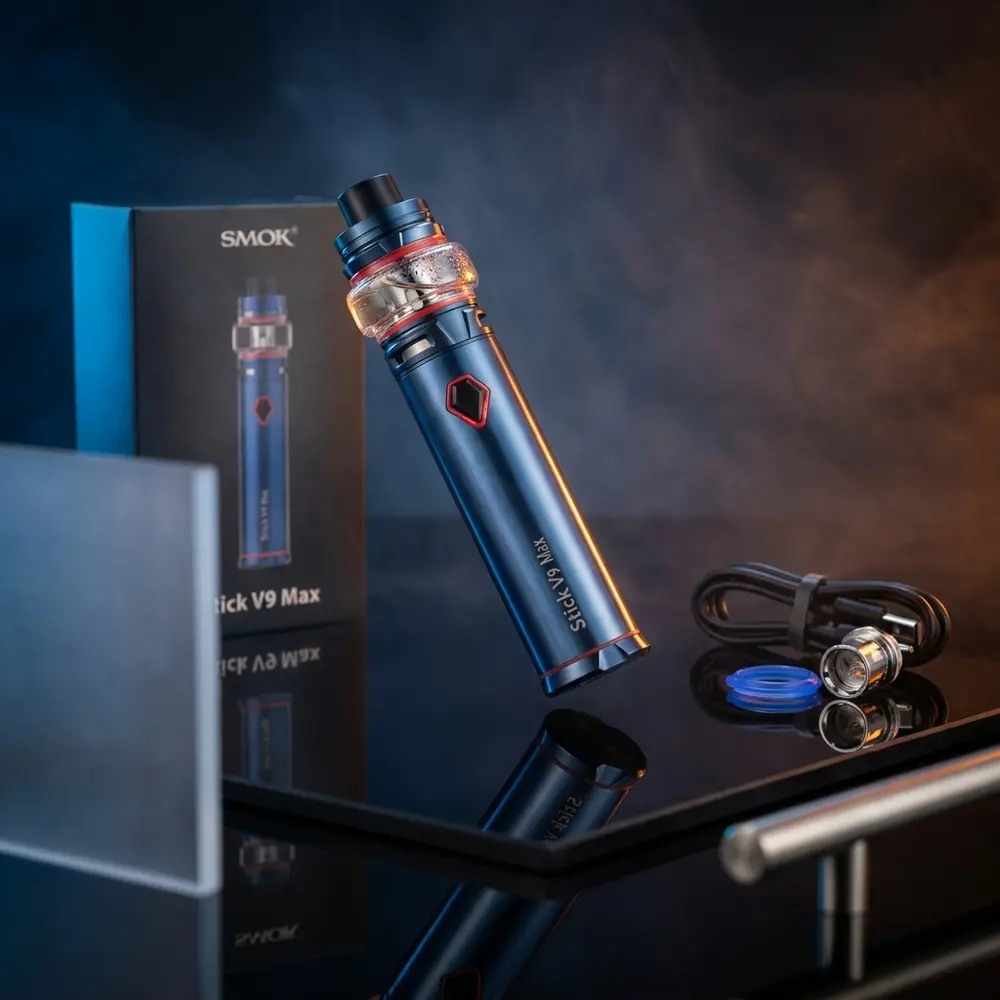Kit Stick V9 Max SMOK suspenso sobre placa preta molhada, detalhes metálicos e iluminação azul-âmbar - Vapor Gringo