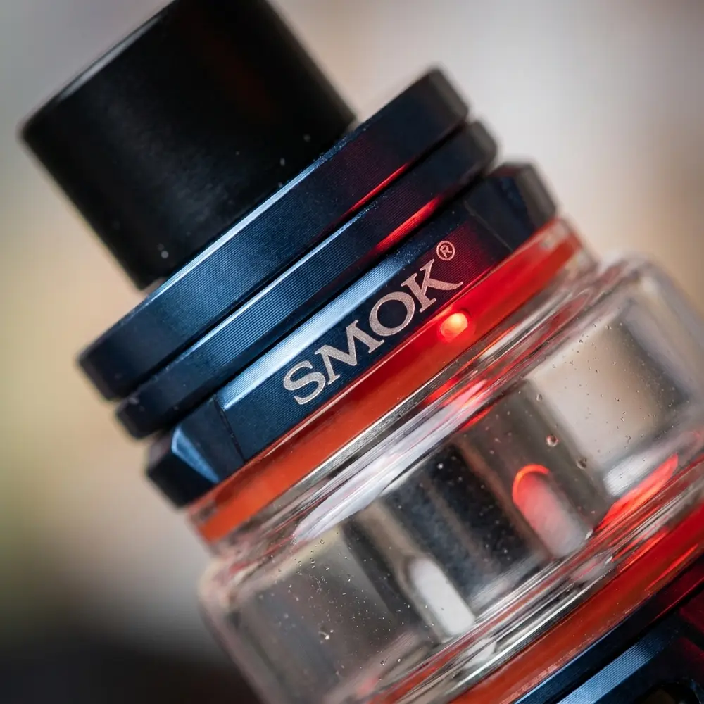 Close-up do Kit Stick V9 Max SMOK mostrando vidro do tanque, acabamento metálico e indicador de LED - Vapor Gringo