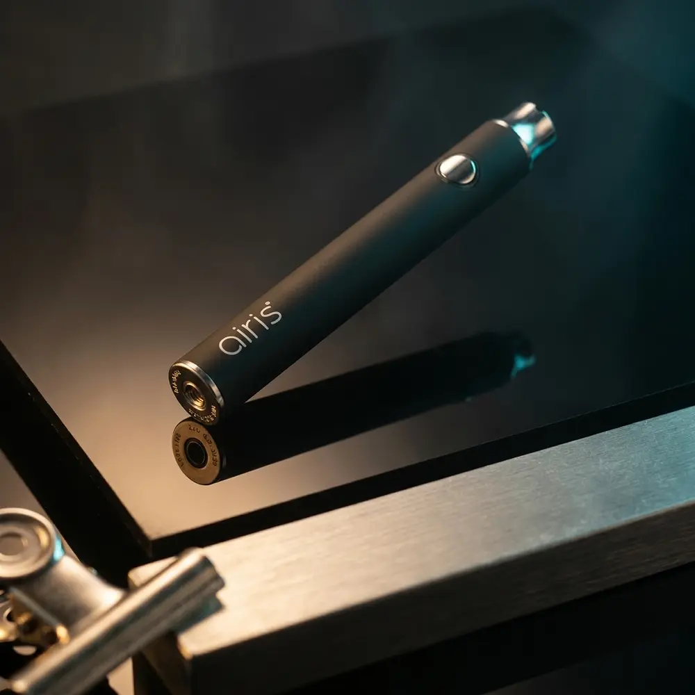 Bateria Kit USB Charger V2.0 Airistech em estúdio escuro sobre acrílico brilhante, iluminação dramática - Vapor Gringo