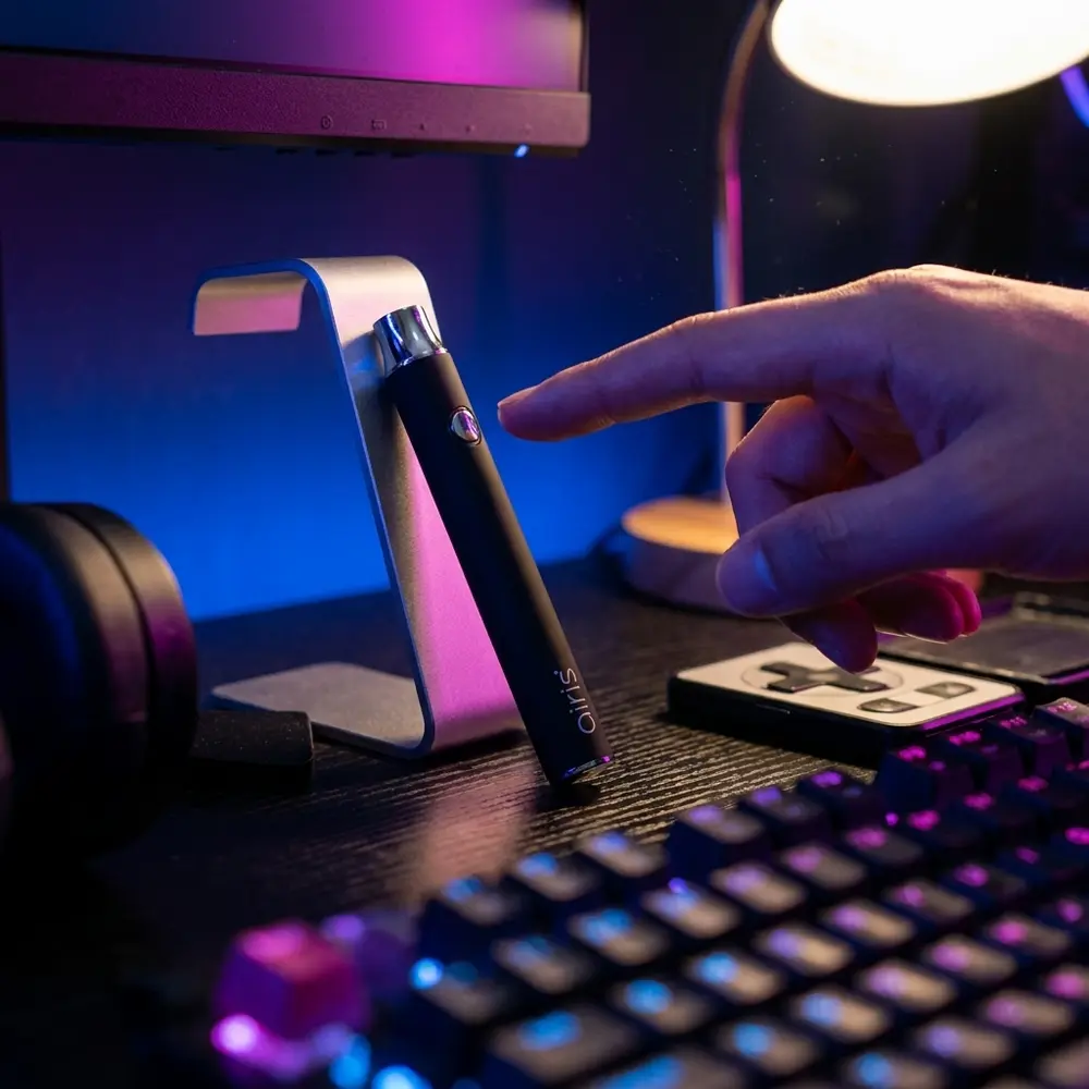 Kit USB Charger V2.0 Airistech em mesa gamer RGB, apoiado junto a teclado mecânico e luzes neon - Vapor Gringo