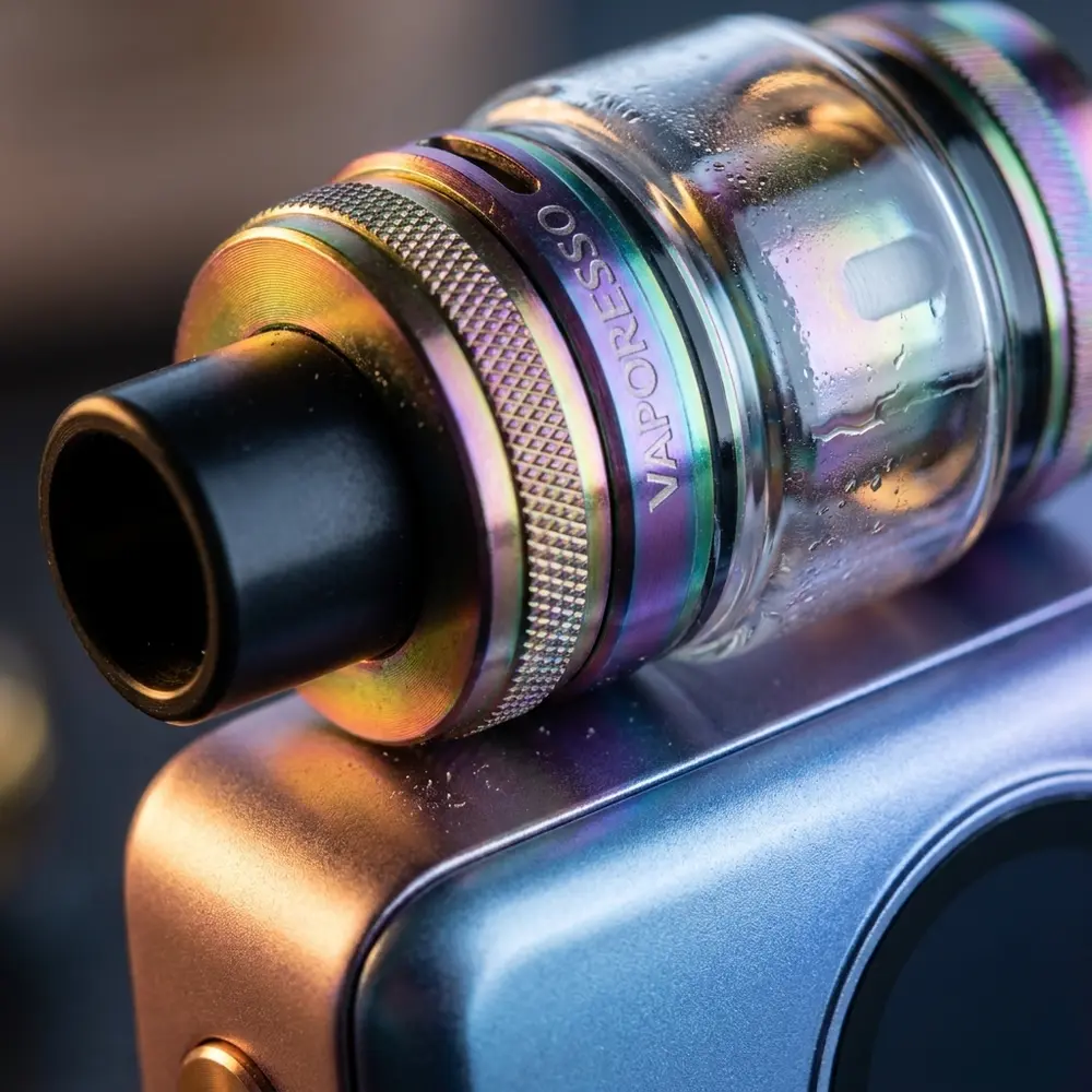 Close-up do Vaporesso Gen Max mostrando bocal, vidro do tank e textura metálica com condensação - Vapor Gringo