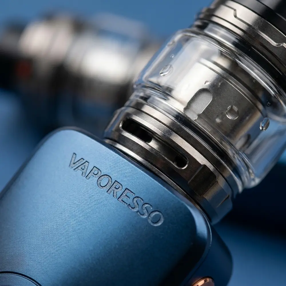 Detalhe do Kit Vape GEN SE Vaporesso mostrando logo, textura metalica prateada e gotas de condensacao - Vapor Gringo