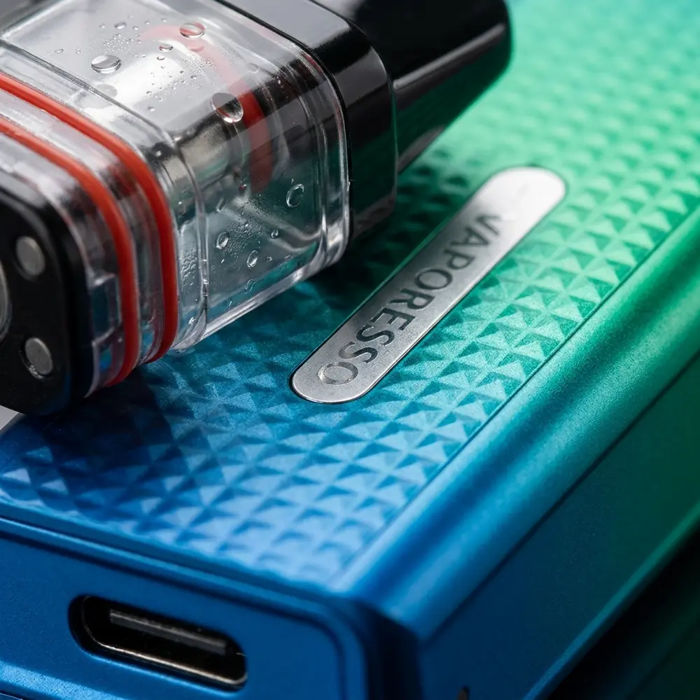 Bocal e textura diamantada do Vaporesso Xros Mini com gotas de condensação e reflexos metálicos detalhados - Vapor Gringo