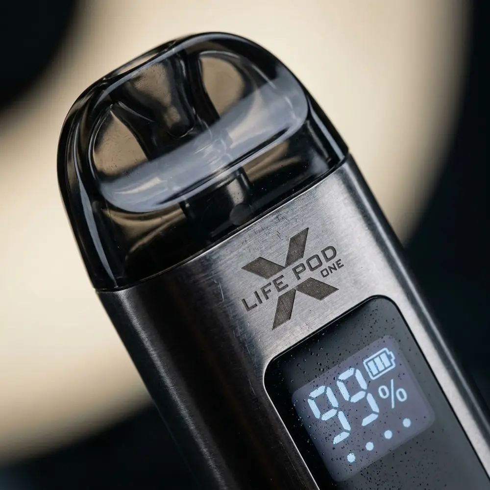 Close-up do painel digital e acabamento titanium do Life Pod The One Titanium com condensacao e reflexos - Vapor Gringo