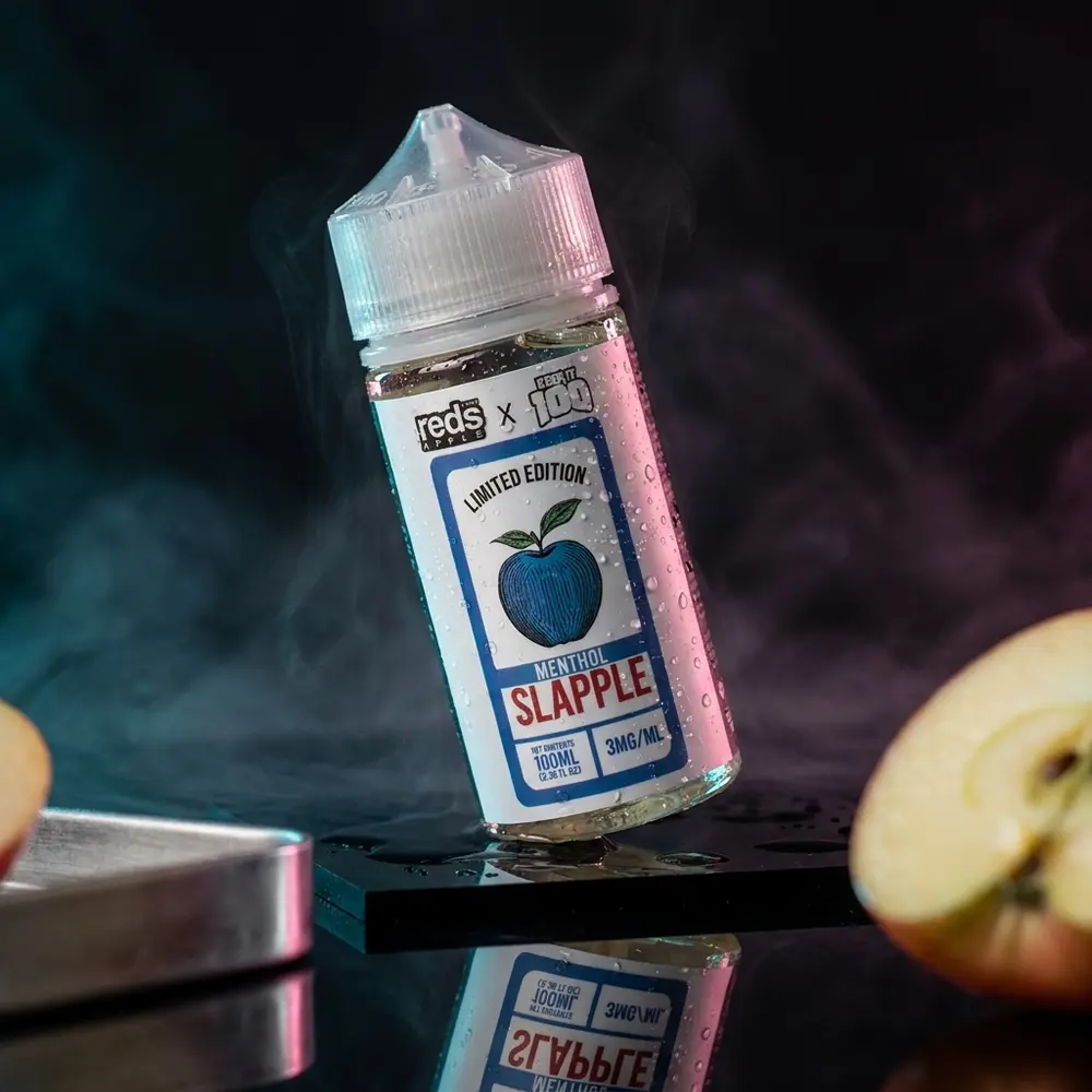 Frasco 100ml do Líquido 7 Daze Reds Apple x Keep It 100 - Slapple Menthol sobre acrílico escuro com condensação e reflexos neon - Vapor Gringo