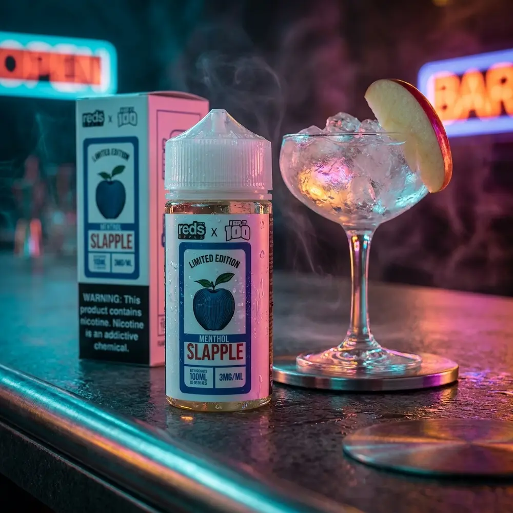 Frasco do Líquido 7 Daze Reds Apple x Keep It 100 - Slapple Menthol em balcão urbano neon, fatia de maçã e gelo ao lado - Vapor Gringo